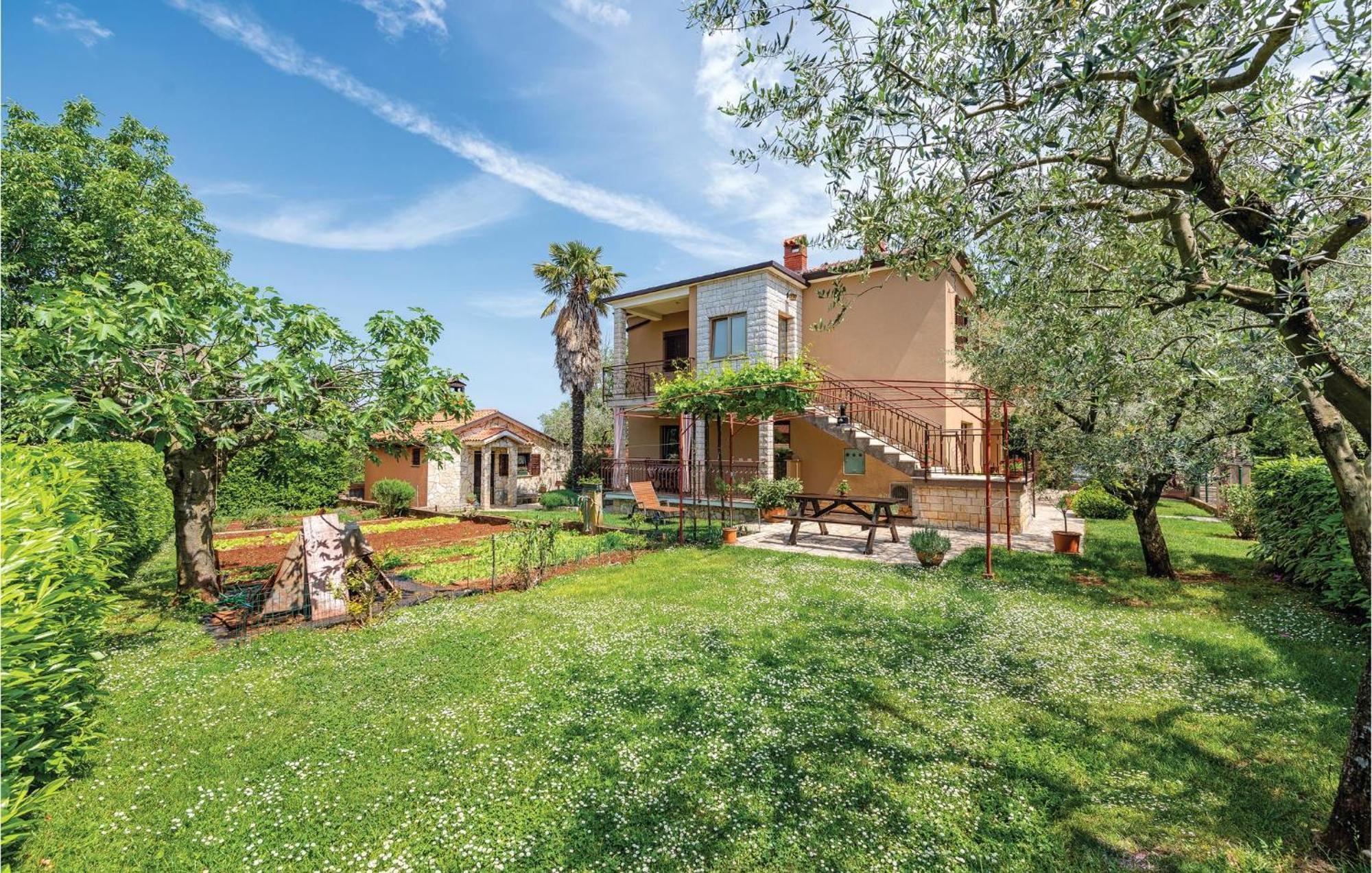 Stunning Apartment In Umag With Wifi Экстерьер фото