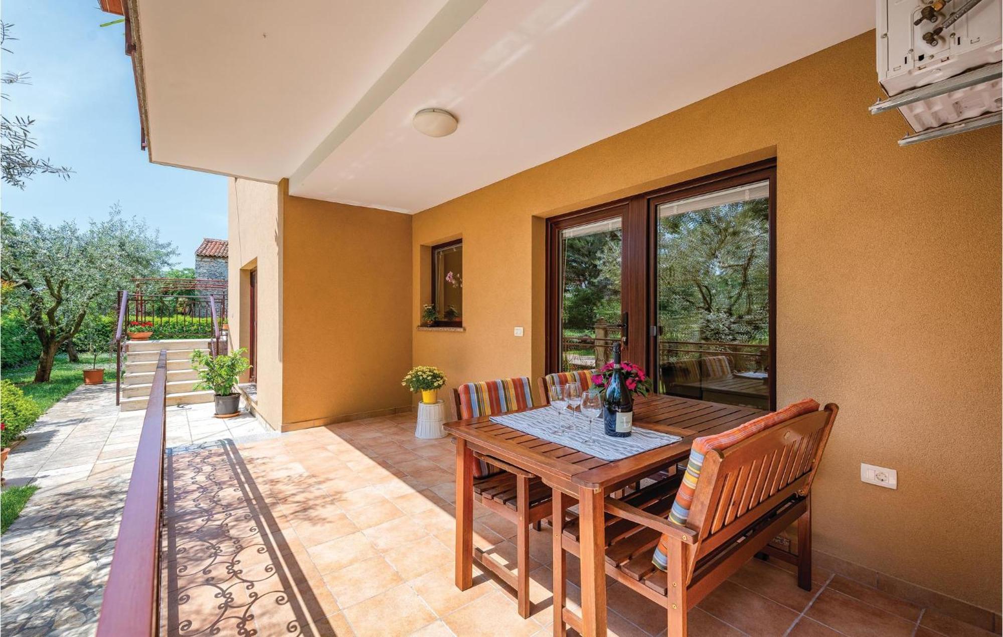 Stunning Apartment In Umag With Wifi Экстерьер фото